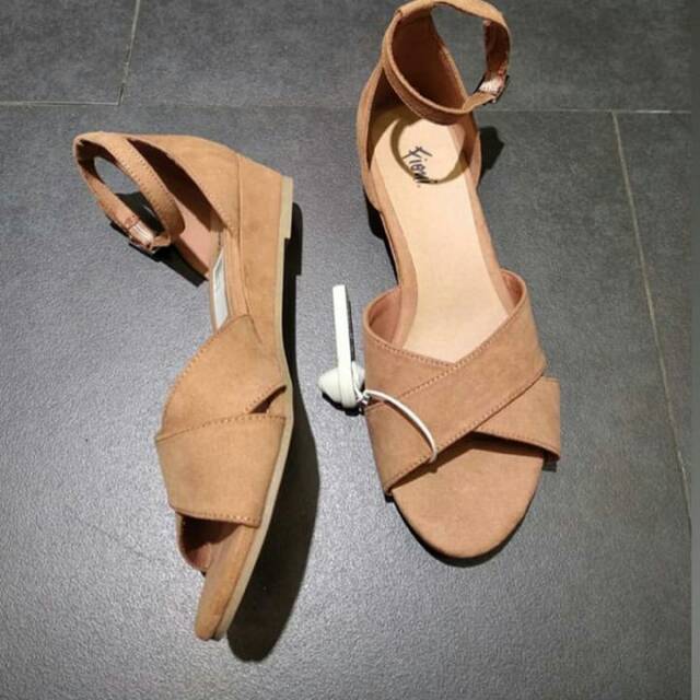 Sepatu sandal fioni