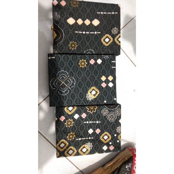 Box Plakat batik hitam bludru