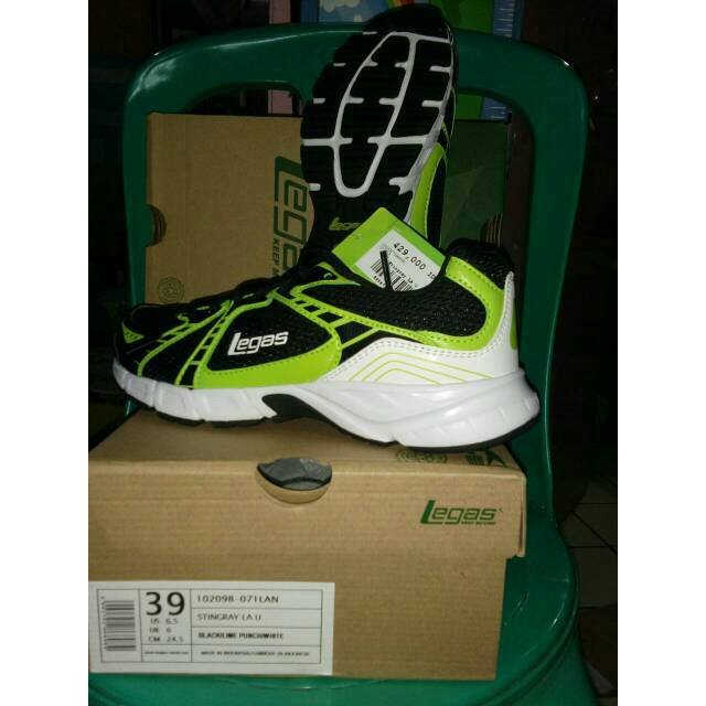 Sepatu olahraga legas