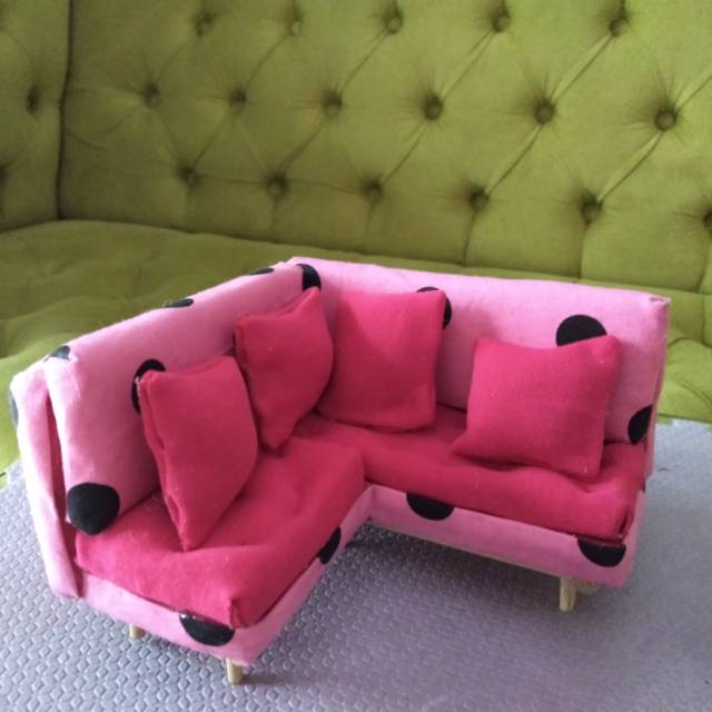 Sofa miniatur untuk boneka Barbie