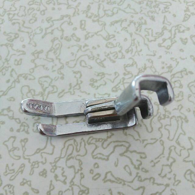 Sepatu mesin jahit hitam