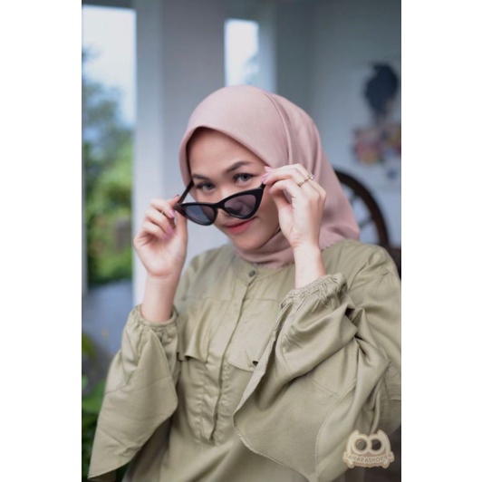 Kacamata Hitam Pria dan Wanita Sunglasses Model Lonjong Segitiga Korean Ulzzang Triangle Vintage Cat Eye Kaca Mata Hitam Aneka Variasi Anti Silau Sinar UV Matahari Antiradiasi Polar Polarised Hiking Motor Pantai Model Vintage Kotak Ukuran Kecil KCH22