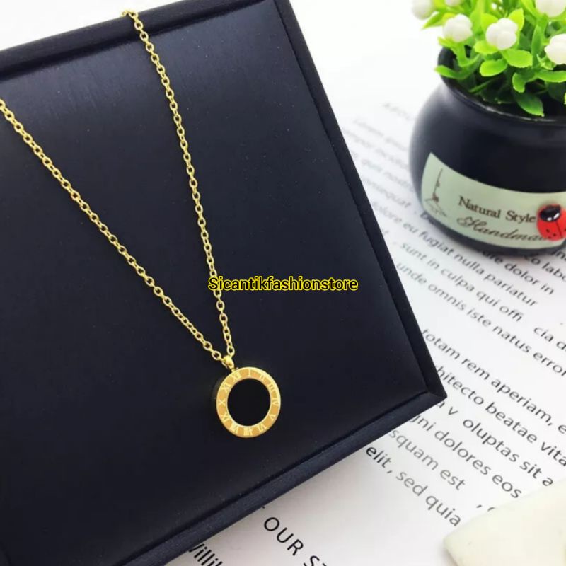 Kalung Titanium Wanita Gold Liontin Bulgari Angka Romawi Bolak balik Terbaru Terlaris Anti Karat Selamanya Kalung Rantai Gold Plus Liontin Bulgari Angka Romawi Bolak balik Fashion Wanita Liontin Gold Liontin Angka Romawi Kalung Titanium Rantai Gold