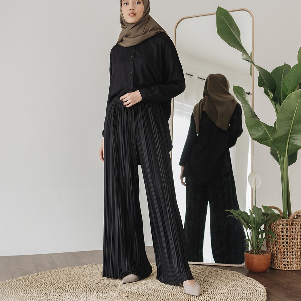 Kirana by Aska Label - Celana plisket dengan pinggang karet warna hitam, coksu