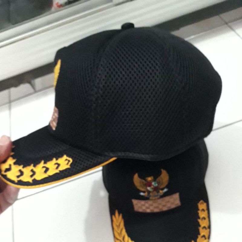 Topi Camat kades Hitam Jaring Dobelmess