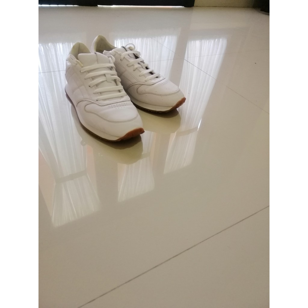 Preloved Sneakers putih / Sepatu Pria Pull & Bear - white - size 42
