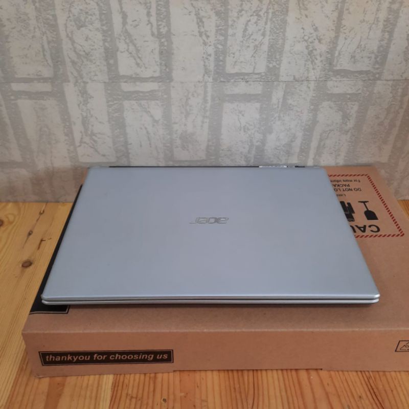 Laptop Acer V5-471P Cor i3-3227U Ram 4GB/HDD500GB Touchscreen keyboard backlight Windows 10 bodi super slim siap pakai full aplikasi Mulus