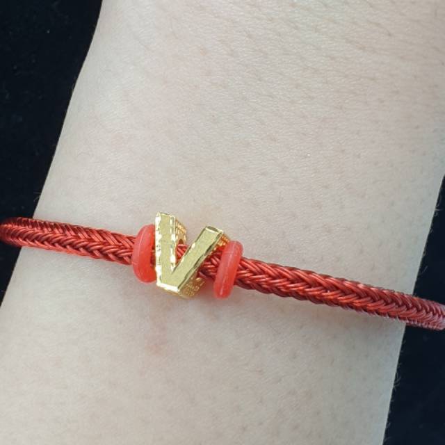 Gelang tali with liontin huruf V balok alphabeta simple elegant P70