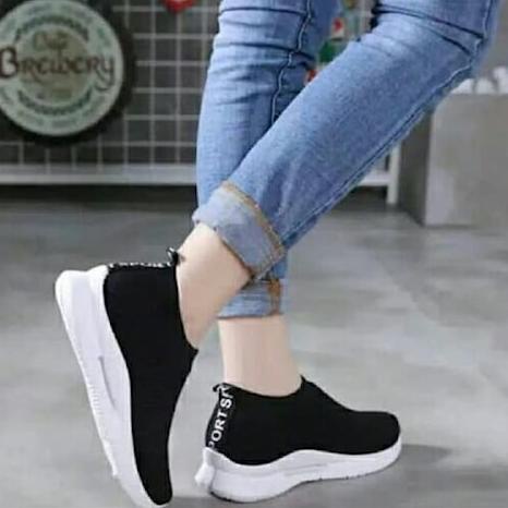 Sepatu sneaker wanita ringan lembut serbaguna tanpa tali hitam polos spatu jongging olahraga sekolah