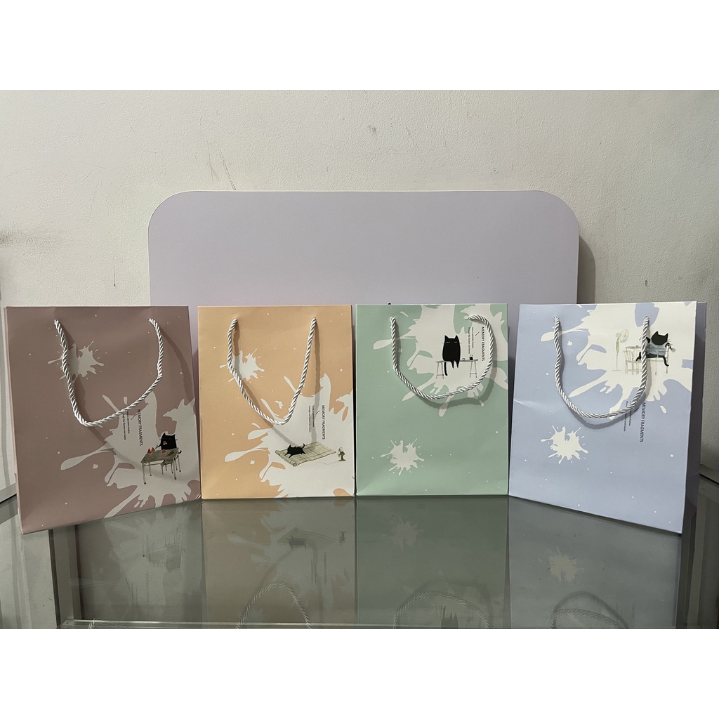 

Paper Bag Tas Bungkus Tempat Kado Hadiah Ulang Tahun Wisuda - Cat