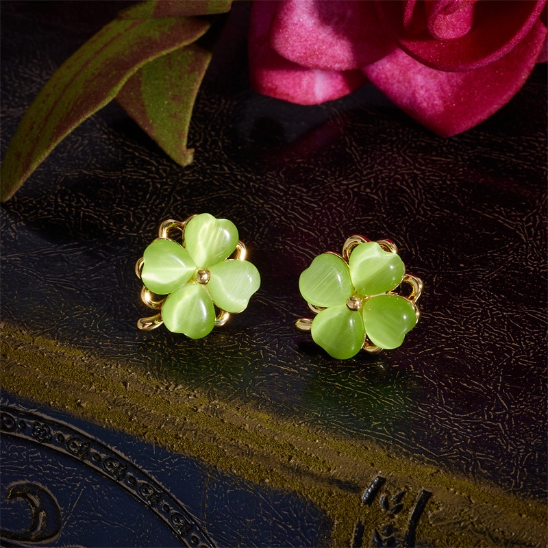 Anting Bentuk Clover Warna Hijau Dapat Diputar