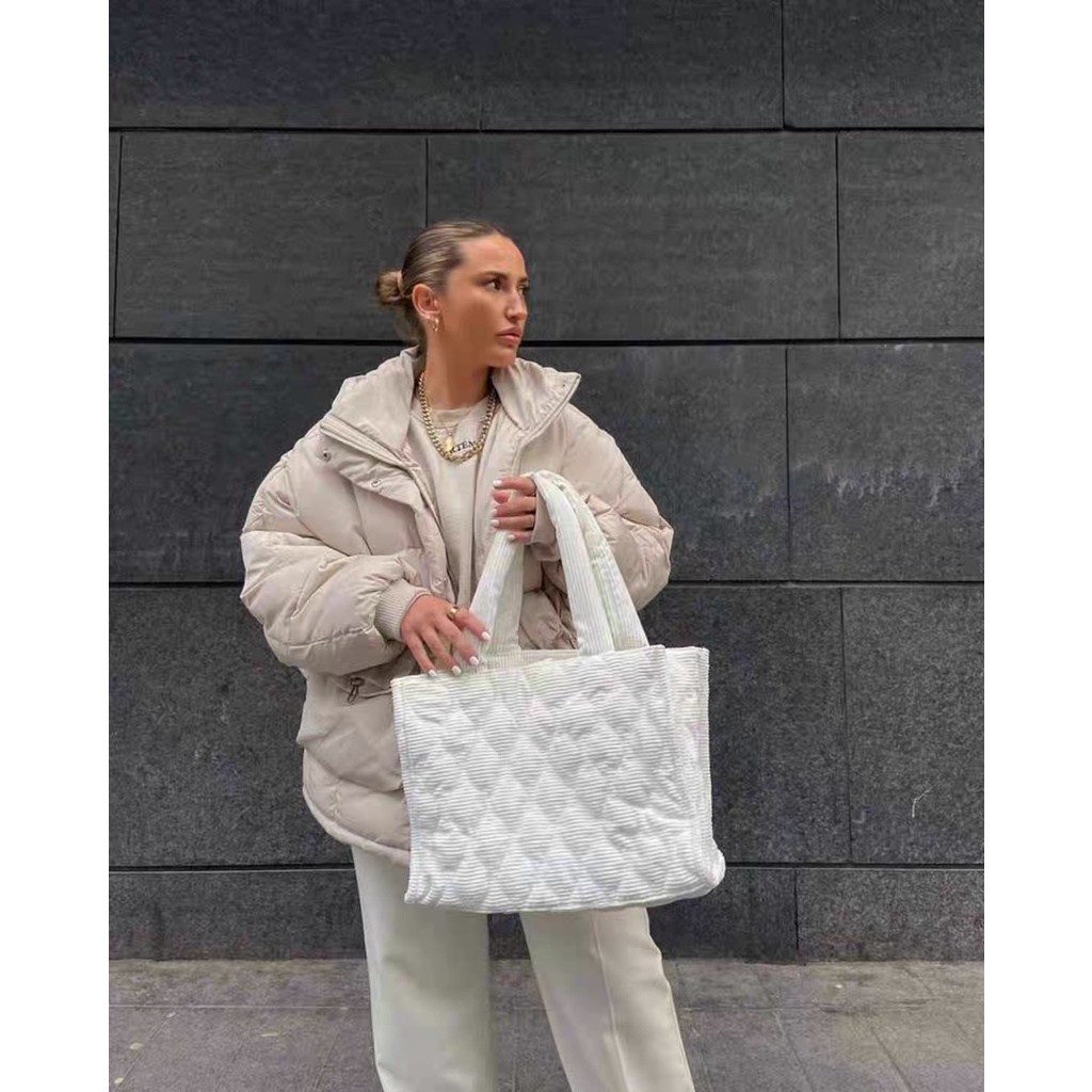 시크 — #TCC163 liona bag — import tas besar jumbo oversized putih pillow lembut square sturdy kokoh kampus elegant trendy aesthetic cina hongkong china korean outfit wanita woman