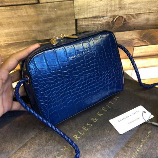Tas wanita charles n keith sling croco import