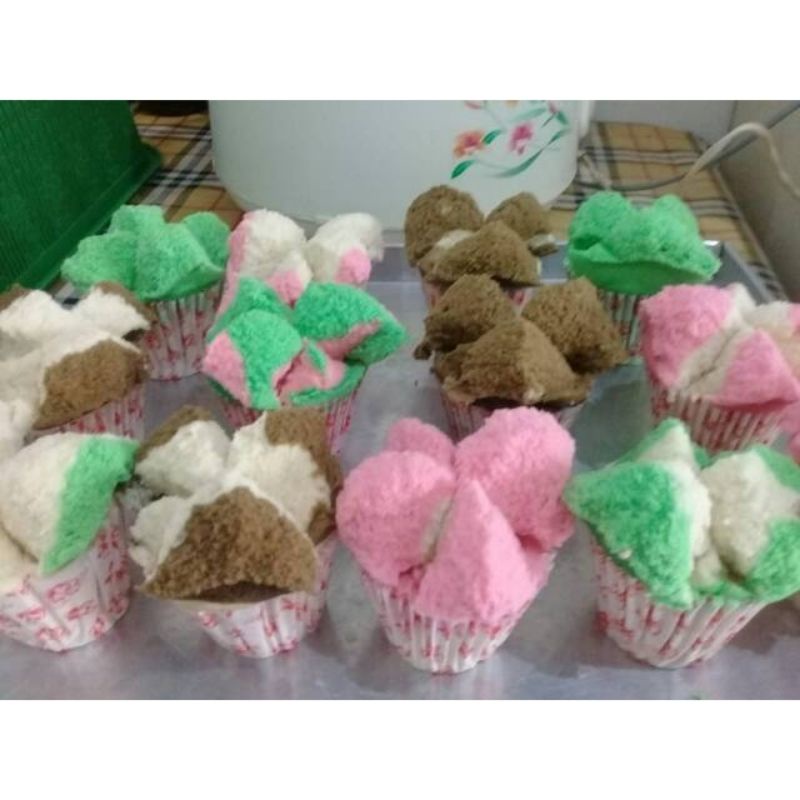 

Kue Basah/kue tradisional homemade{bolu kukus,onde onde,putu ayu}