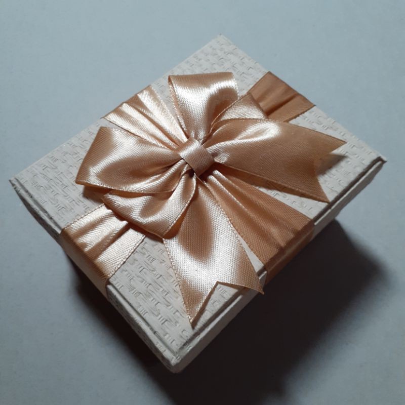 GIFT BOX IVORY MOTIF ANYAMAN / KOTAK TEMPAT KADO