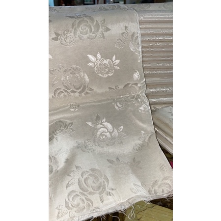 (BAHAN SASIRANGAN) KAIN SEMI SUTRA BABY MOTIF BUNGA MAWAR POTONGAN SISA BISA UNTUK SAMPEL/UNTUK PELA