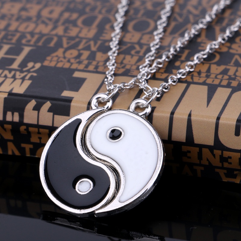 2pcs / Set Kalung Rantai Liontin Yin Yang Tai Chi Adjustable Warna Hitam Putih Gaya Retro Untuk Pasangan