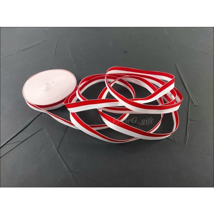 

Pita Grossgrain Merah - Putih ; Lebar 1,5 cm ; Panjang 28.5 yards