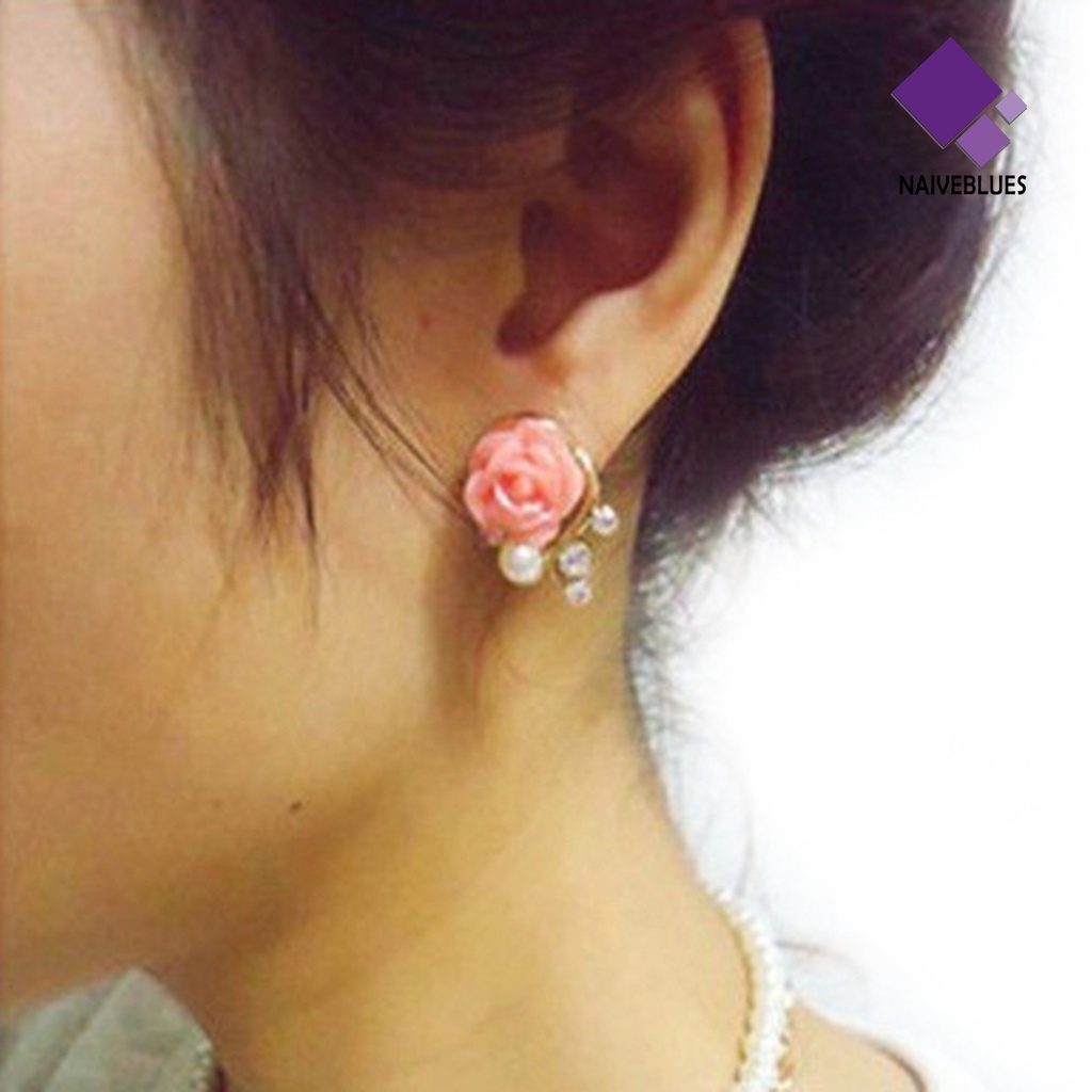 1 Pasang Anting Stud Desain Bunga Mawar Aksen Berlian Imitasi Bahan Alloy Untuk Wanita