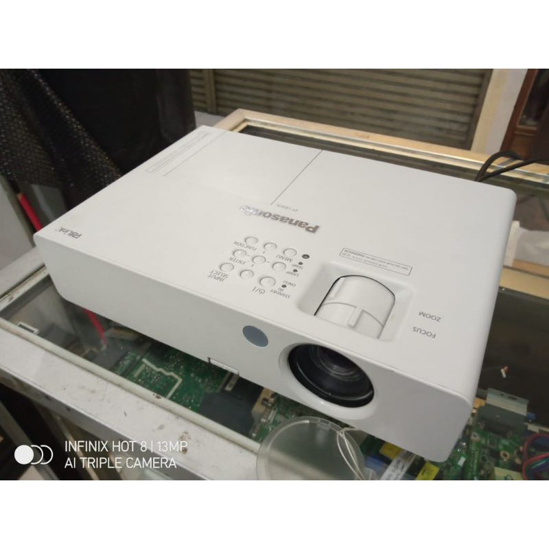 proyektor panasonic pt-lb2ea/ pt-lb3ea bekas normal