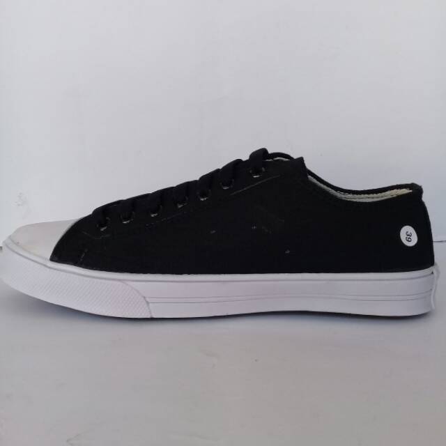 Sepatu pria  hitam putih