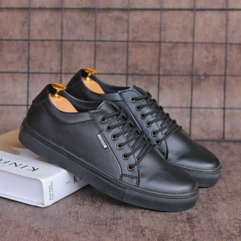 Sepatu Casual Pria Sneakers Kulit Polos Semi Formal Kerja Murah Keren