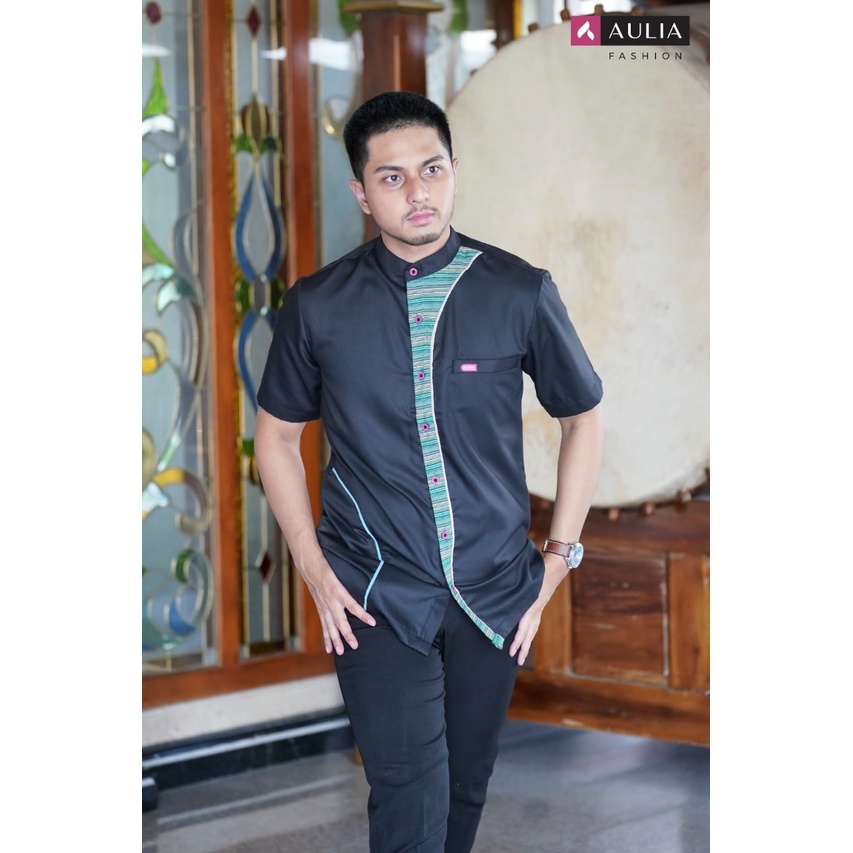 KOKO AULIA FASHION NEW AZALEA BLACK LURIK KEMEJA LAKI LAKI LENGAN PENDEK BAHAN COTTON MADINAH MOTIF 
