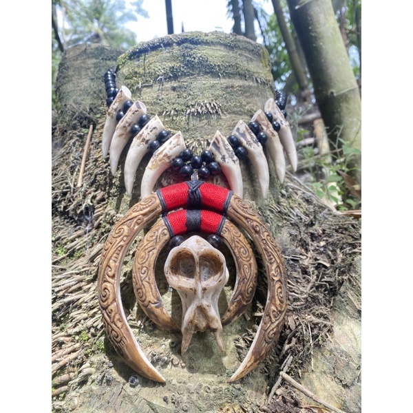 kalung taring babi replika ukir