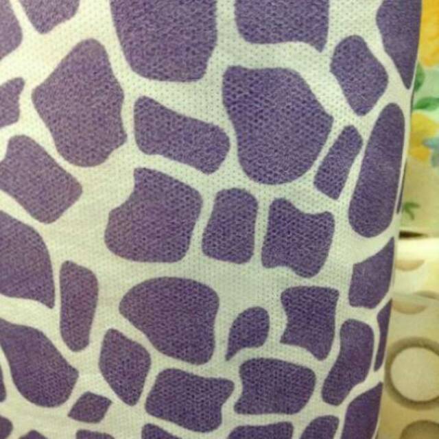 Wallpaper dinding motif giraffe ungu