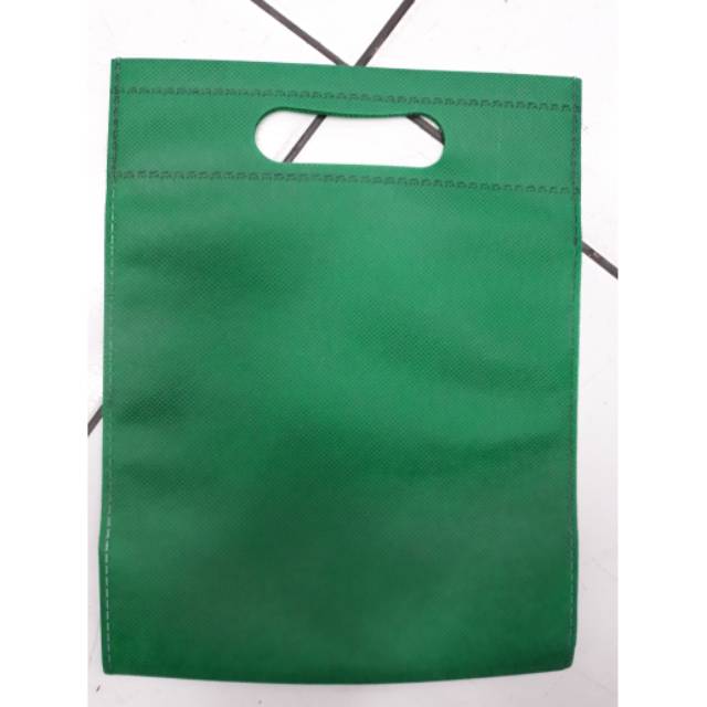 

Tas Pon Oval Spunbond / Goodie Bag / Kantong kain Pon Oval Uk 20 * 26