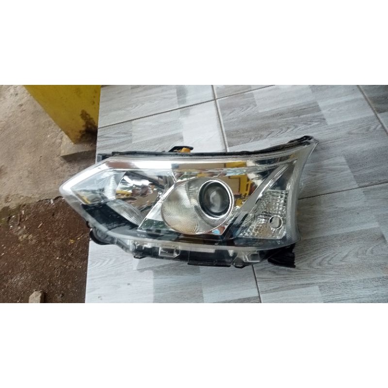 headlamp lampu depan Toyota Avanza Veloz 2017