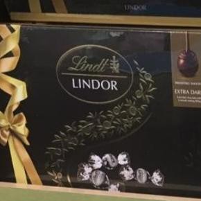 

TERLARIS LINDT LINDOR EXTRA DARK CHOCOLATE GIFT BOX COKELAT COKLAT