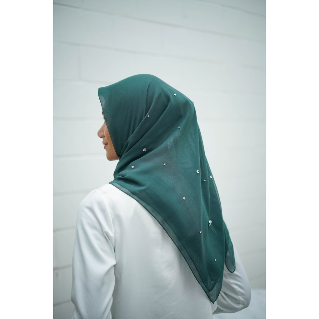 BELLA SCARF SWAROVSKI - AYU DYAH ANDARI