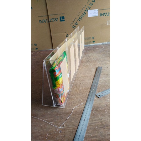 

akrilik display mie instan