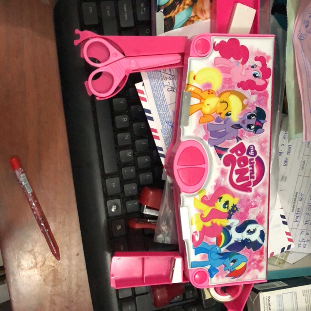 

Tempat pensil magnet set gunting penggaris penghapus dll