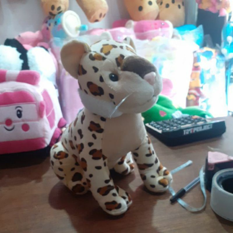 Boneka kucing duduk