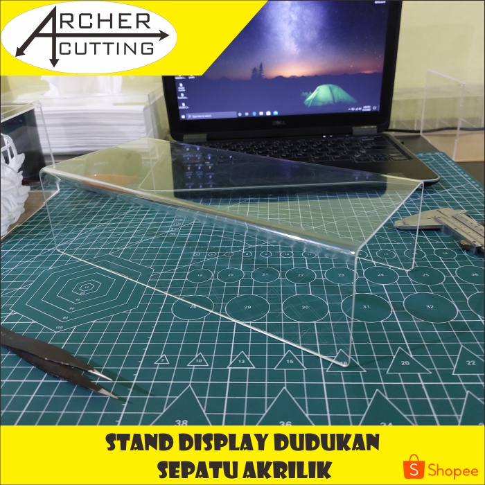 STAND DUDUKAN DISPLAY SEPATU MODEL U AKRILIK