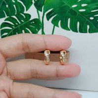 anting jepit motif angka 8 titanium gold perhiasan wanita anting