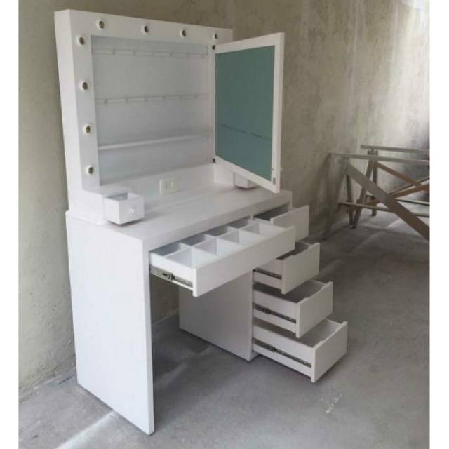 Meja rias make Up artis minimalis