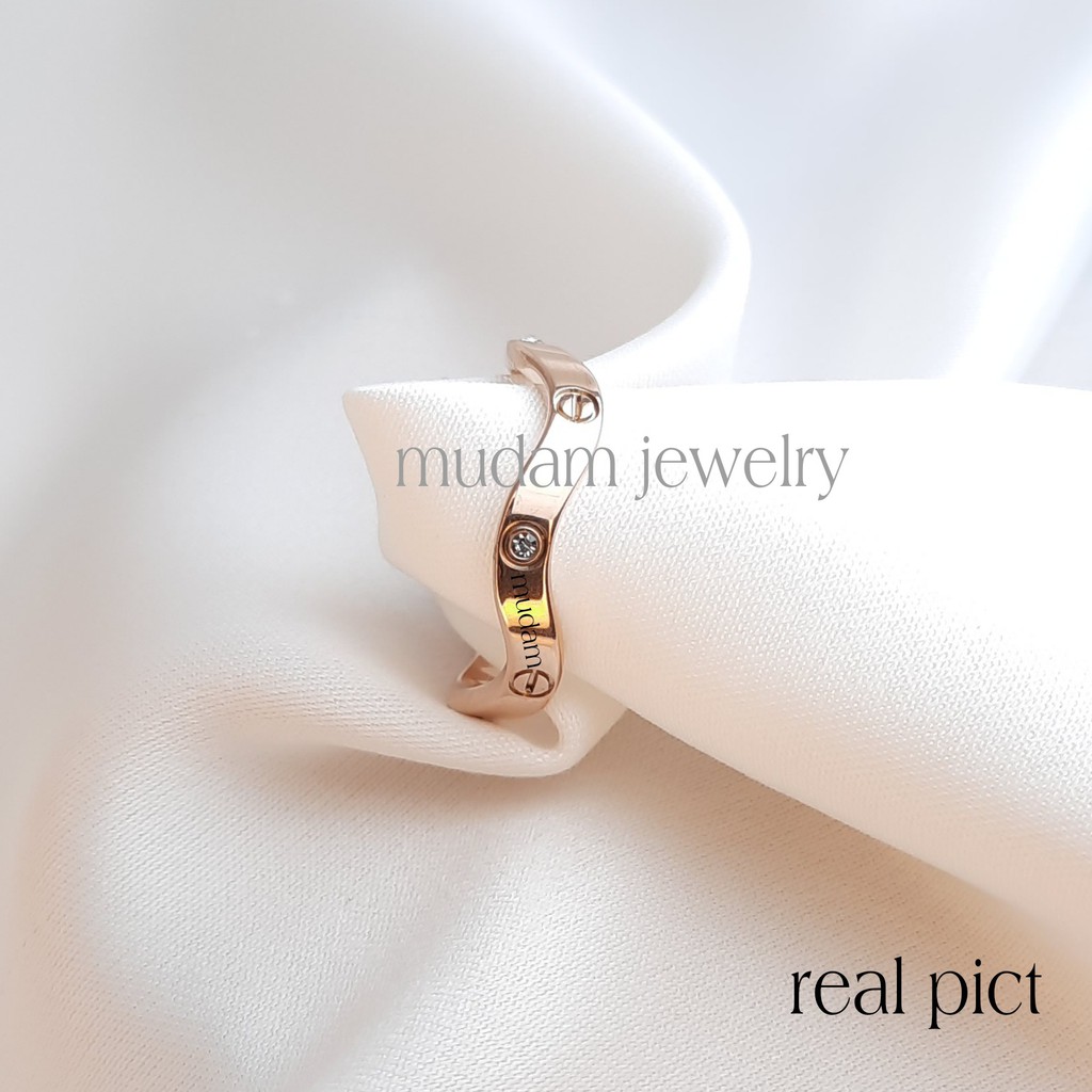 Cincin Titanium Model Gelombang Dengan Diamonds Artifisial Tersedia Warna Rose Gold, Gold dan Silver