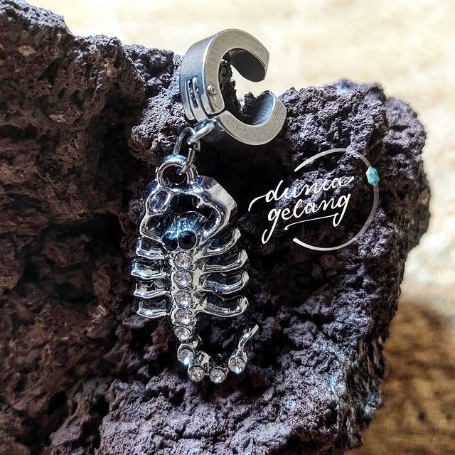 Anting Jepit Kalajengking Scorpions Titanium Pria Wanita Anting Lucu Unik Tanpa Tindik