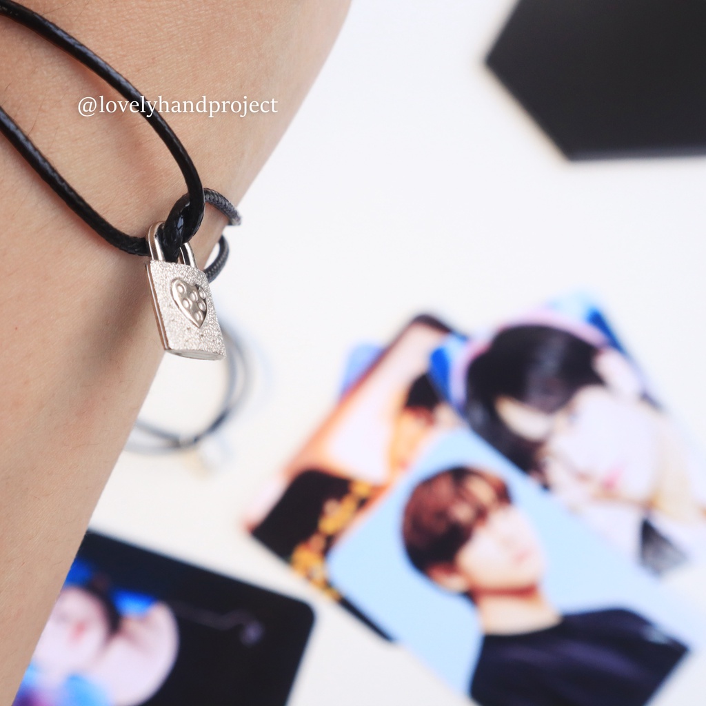 (Spesial BTS) Gelang V Kim Taehyung Manik Gembok Padlock Free Photocard Tali Waterproof Korea &amp; Satin Super Lembut Simpul Simbol huruf V Kpop Korean Pop