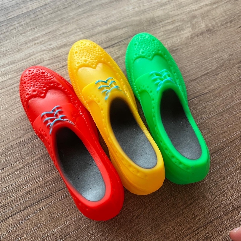 Rubber sepatu squeaky toy