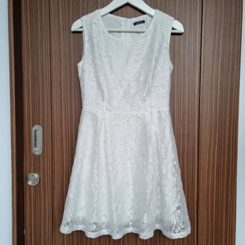 Midi A Line Brokat White Shimmer Sleeveless Dress / Dress Putih Cantik tanpa Lengan