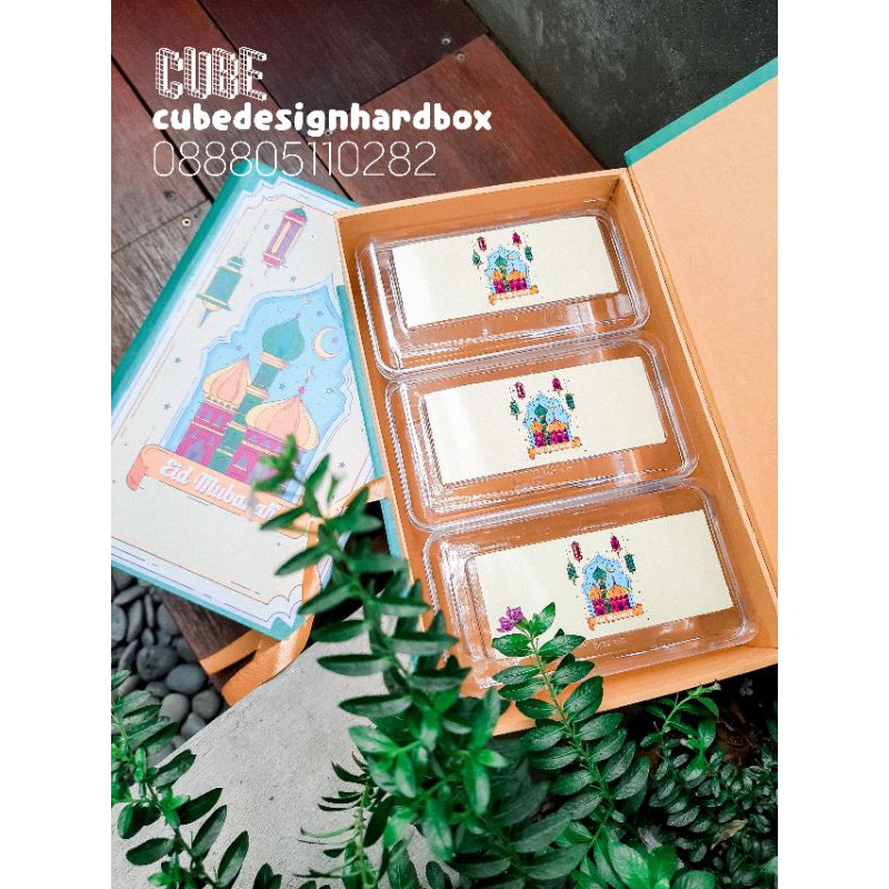

box kue kering dan stiker, bisa order dengan atau tanpa toples