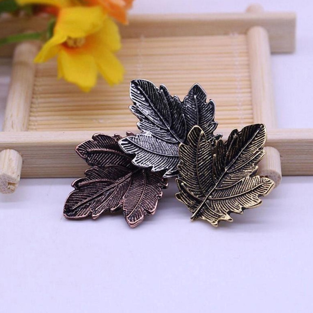 Bros Pin Bentuk Tiga Daun Bahan Alloy Gaya Vintage Untuk Dekorasi Dress Sweater Scarf Wanita