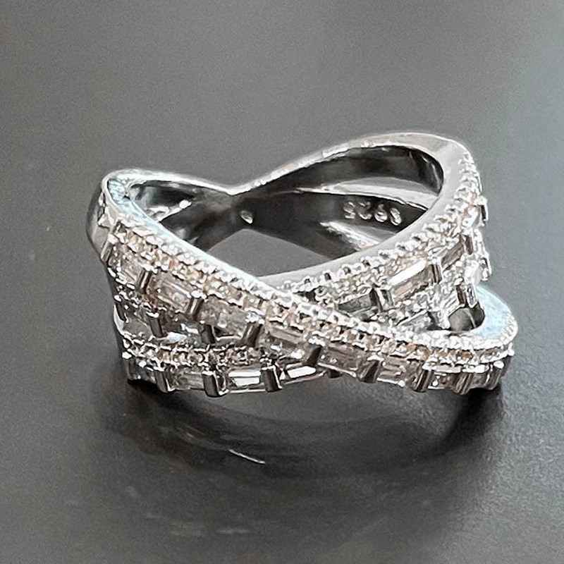 Cincin Desain Silang Warna Silver Aksen Kubik Zirkonia Untuk Wanita