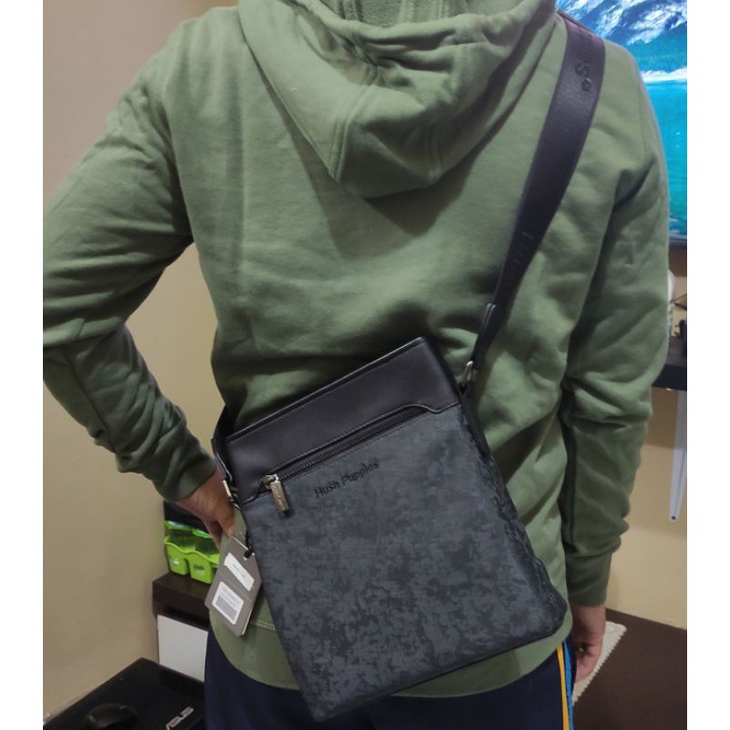 READY, TAS SLING BAG COWOK KOI ORI HUSH PUPPIES, SALEE