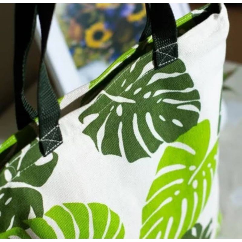 Totebag kanvas motif monster hijau-totebag motif daun talas