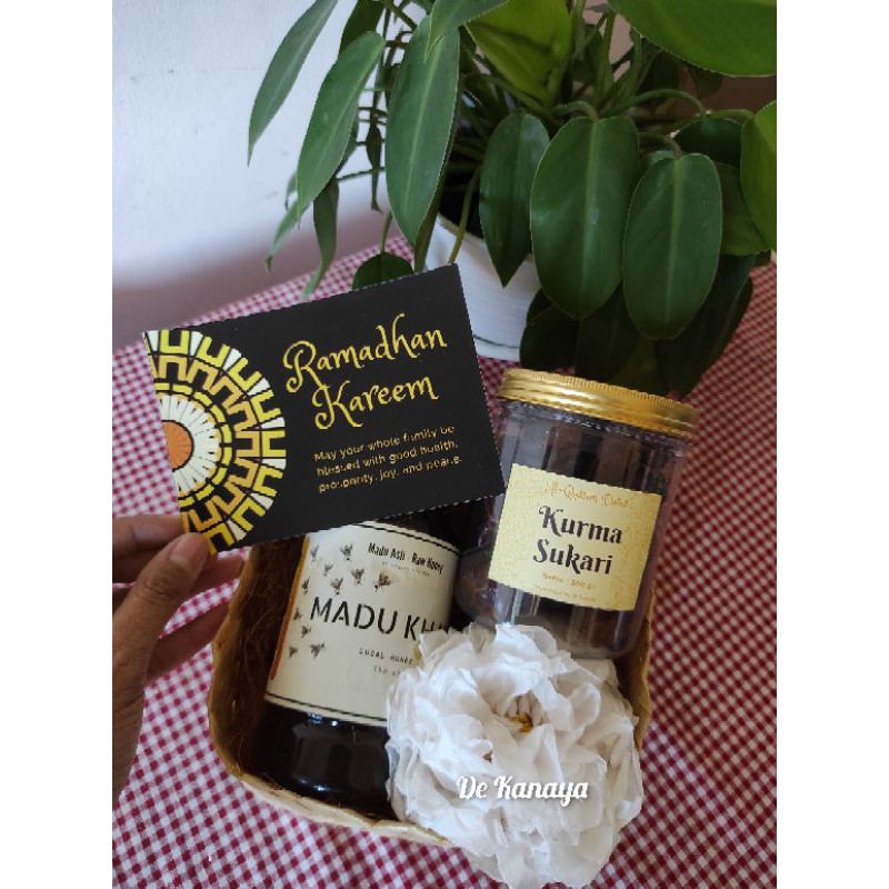 

PREMIUM HAMPERS PARSEL RAMADHAN MADU DAN KURMA SPESIAL UNTUK ORANG TERDEKAT